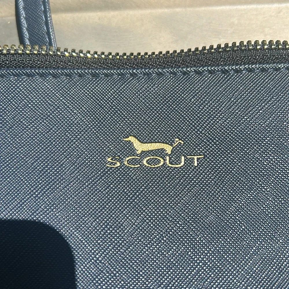 Scout 2 toned blue crossbody purse. Detachable strap/ adjustable strap. Zip top - Picture 5 of 8